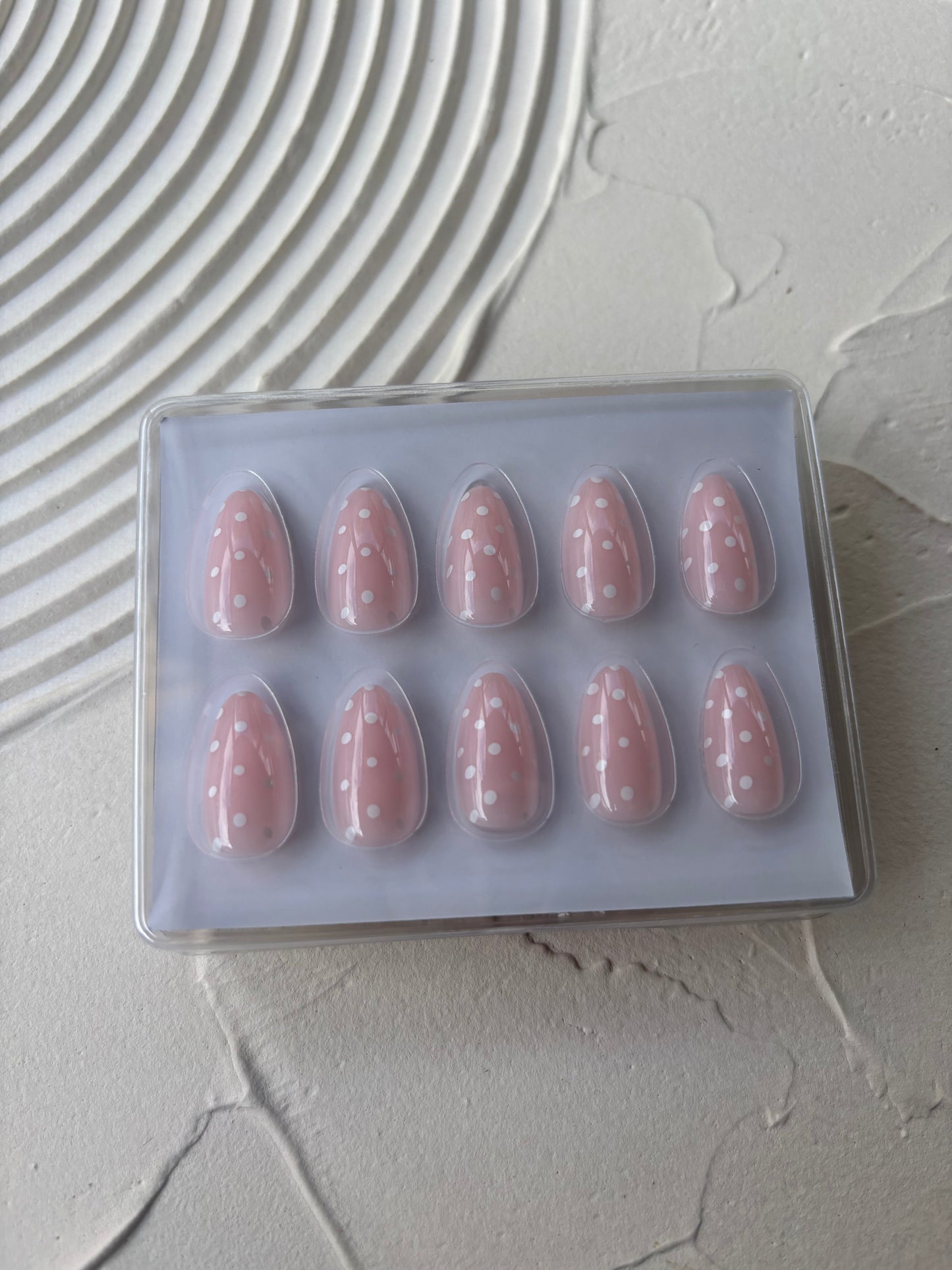 DESEO (DESIRE): The Flirtatious Secret (Pink Polka Dots)